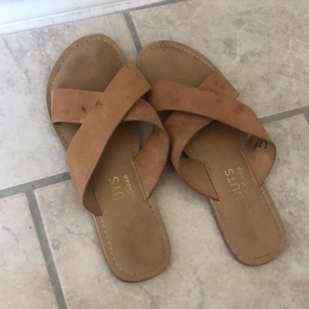 Tan sandals/slip flops